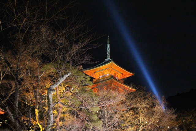 秋の京都 清水寺の紅葉見頃はいつ ライトアップも楽しむには やじべえの気になる